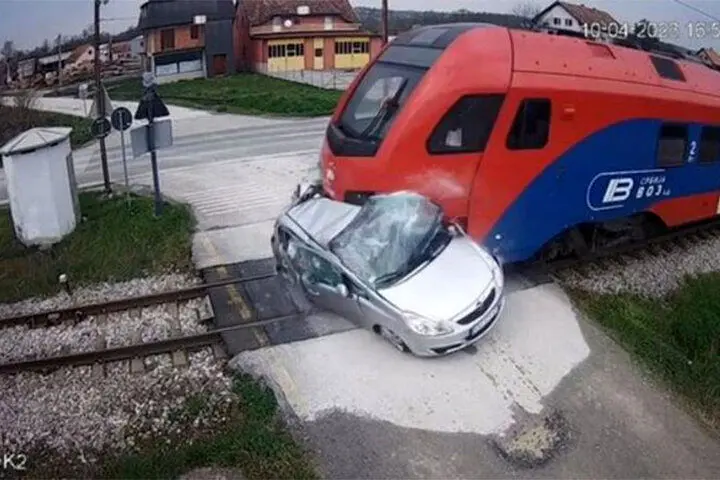 فیلم| له‌شدن یک خودرو شاسی بلند پس از تصادف با قطار