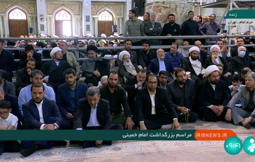 عکس/ احمدی‌نژاد در حرم امام حین سخنرانی رهبر انقلاب