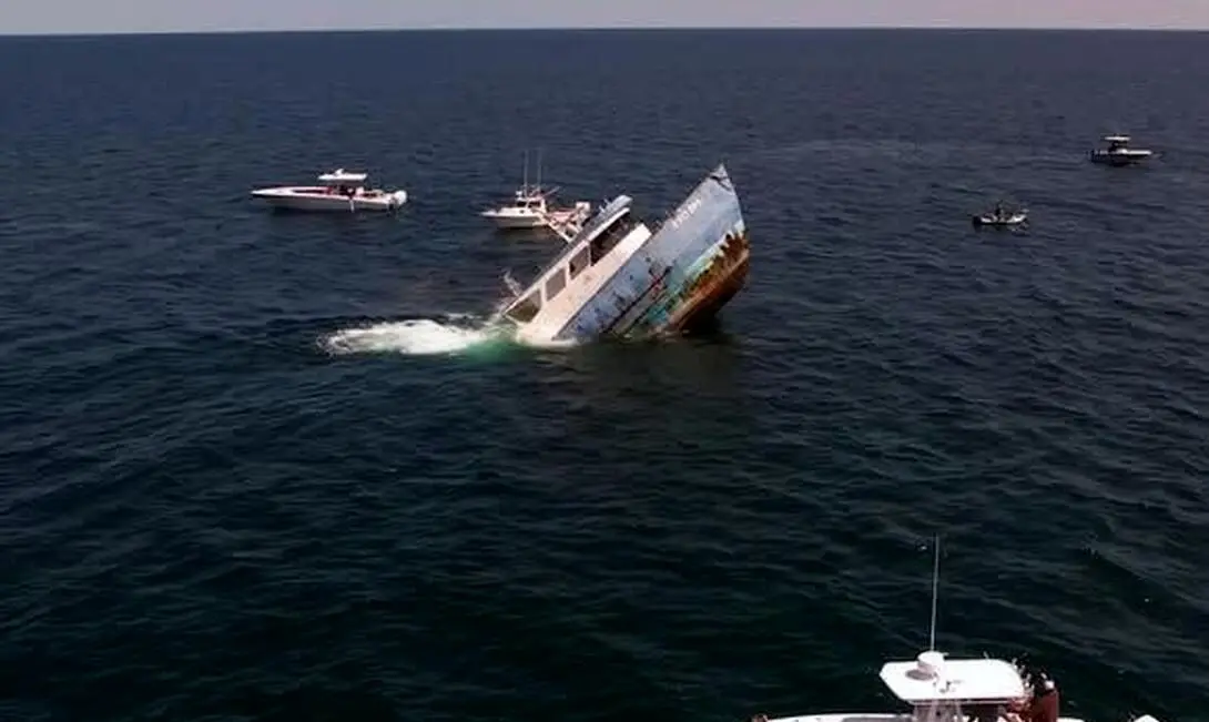فیلم| غرق شدن عمدی یک کشتی در سواحل فلوریدا
