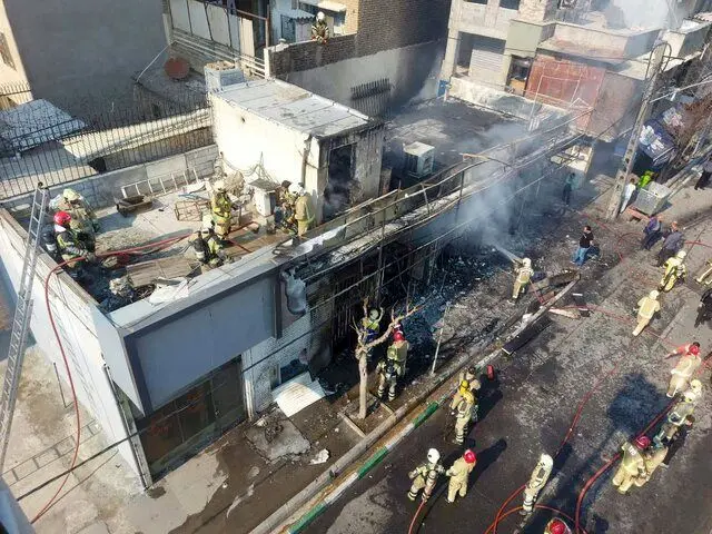 آتش‌سوزی یک مغازه با ده‌ها سیلندرگاز در تهران +عکس