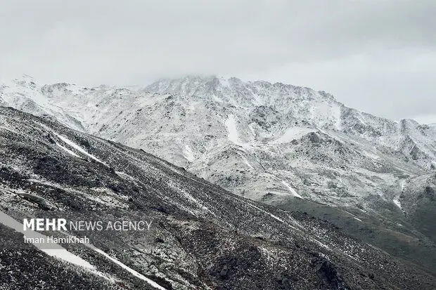 برف بهاری علم کوه در کلاردشت را سفیدپوش کرد