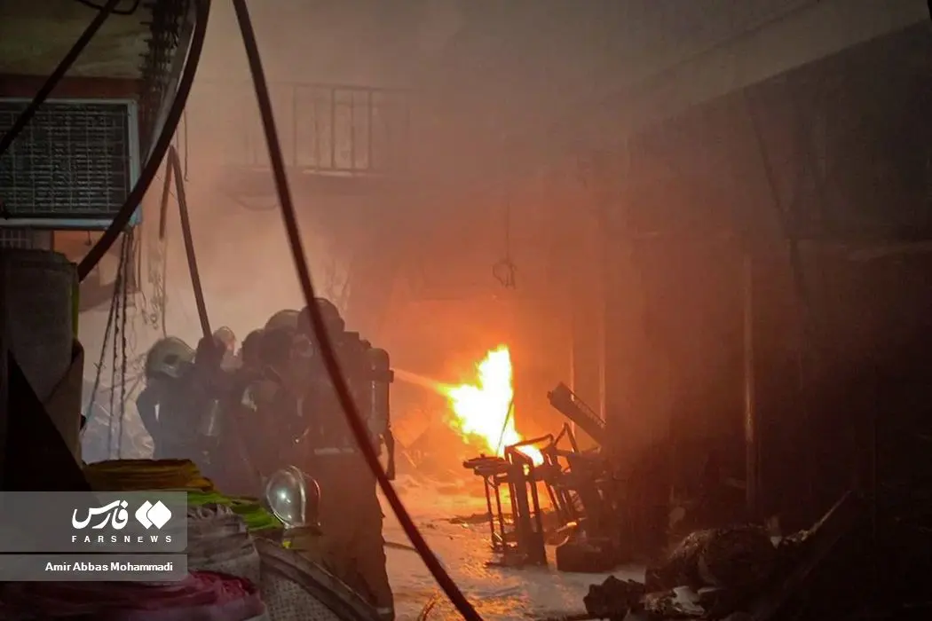 تصاویر | آتش‌سوزی انبار چسب در «بازار بزرگ تهران»