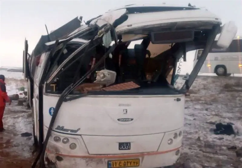 واژگونی اتوبوس در محور تربت‌حیدریه - مشهد با ۳۲ مصدوم + عکس