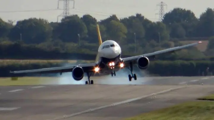 فیلم| لحظه فرود سخت هواپیما در هنگام وزش باد!
