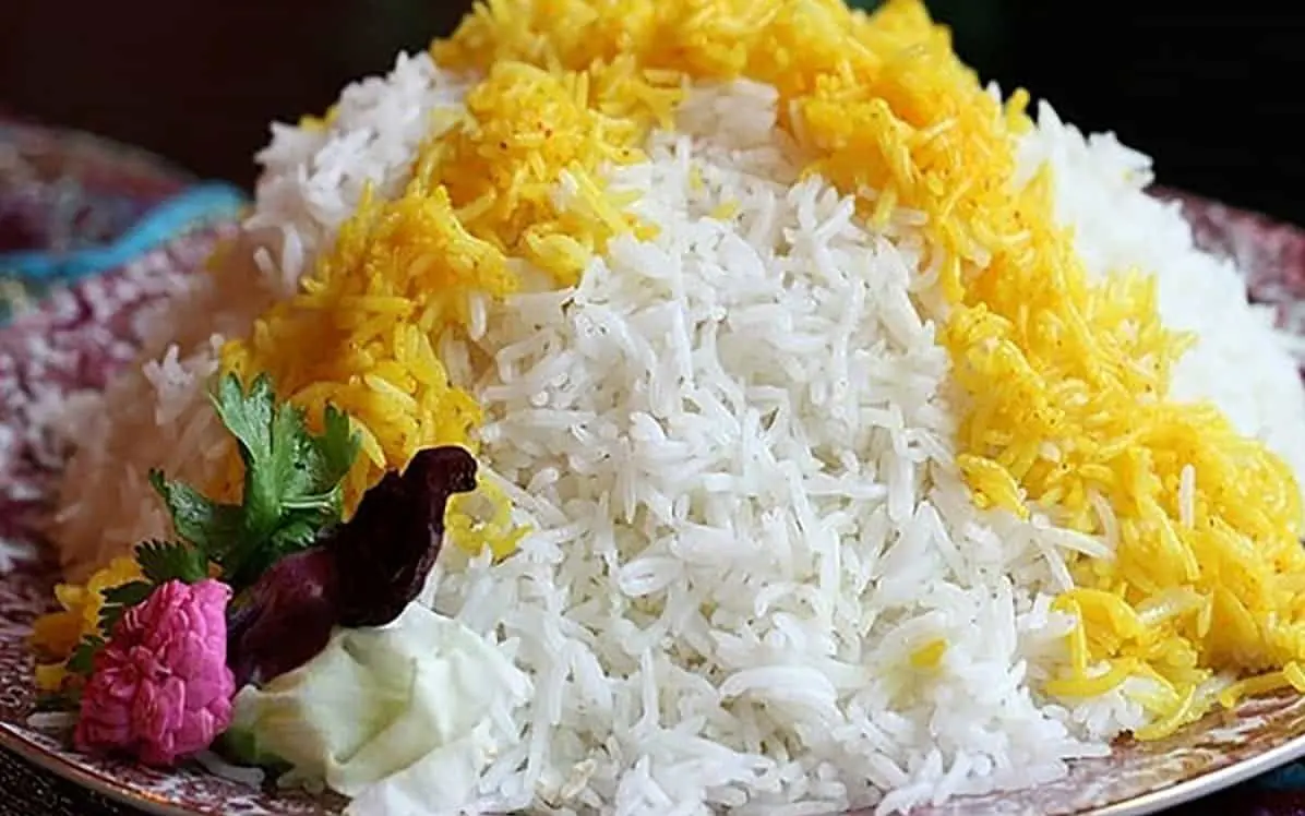 برنج پخته شده را چه مدت می‌توان بیرون از یخچال نگهداری کرد؟