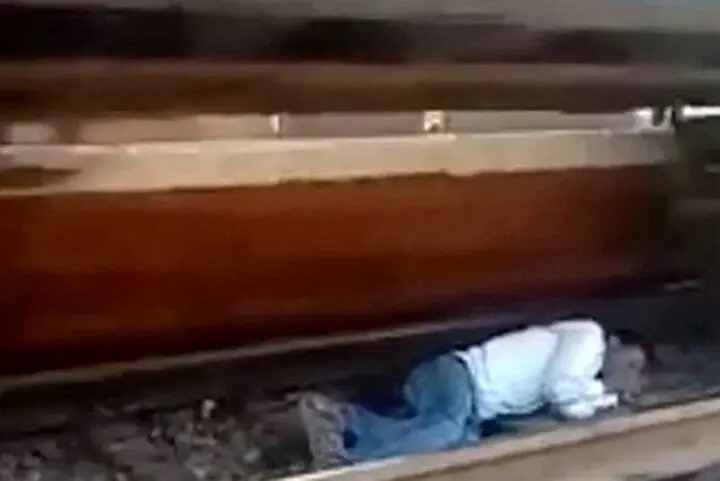 فیلم| نجات معجزه‌آسا یک مرد قبل از برخورد با قطار