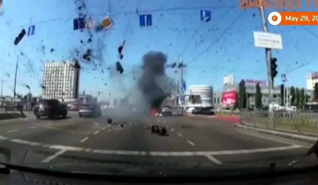 فیلم| لحظه اصابت تکه‌های موشک به خودرو‌ی درحال حرکت