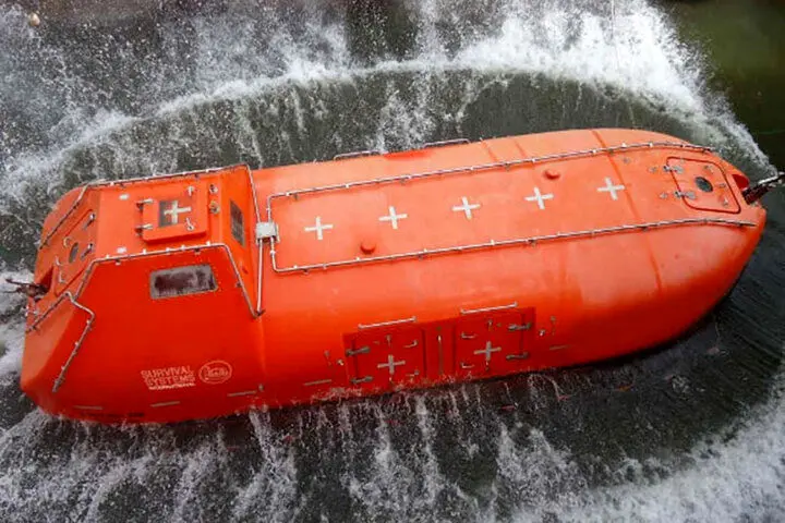 فیلمی از نحوه فرود اضطراری قایق‌های نجات در کشتی