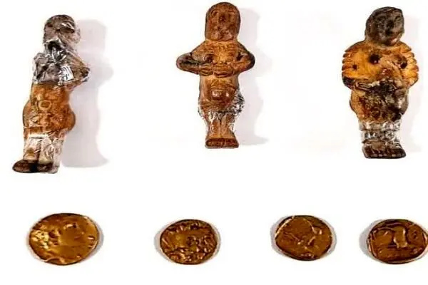 عکس/ کشف سکه و مجسمه‌های ۲ هزار ساله در ورامین