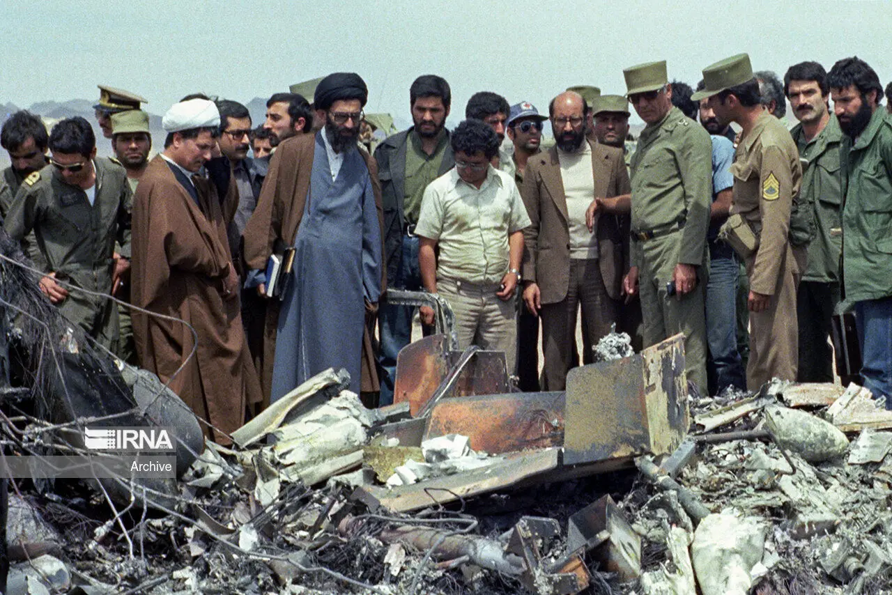 عکس / بازدید آیت الله خامنه‌ای، هاشمی رفسنجانی و چمران از هواپیمای سقوط کرده آمریکا در طبس