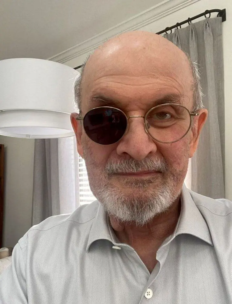 اولین تصویر از سلمان رشدی بعد از ۶ ماه پس از حمله