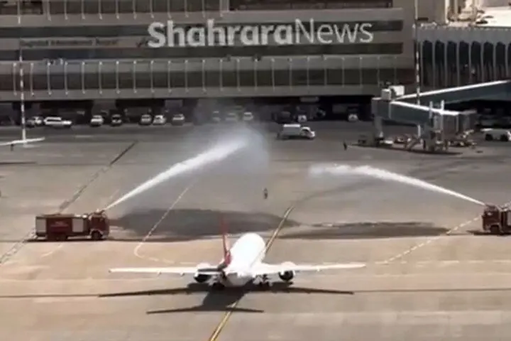 فیلم| ‏استقبال با آب از پرواز مشهد در فرودگاه بغداد