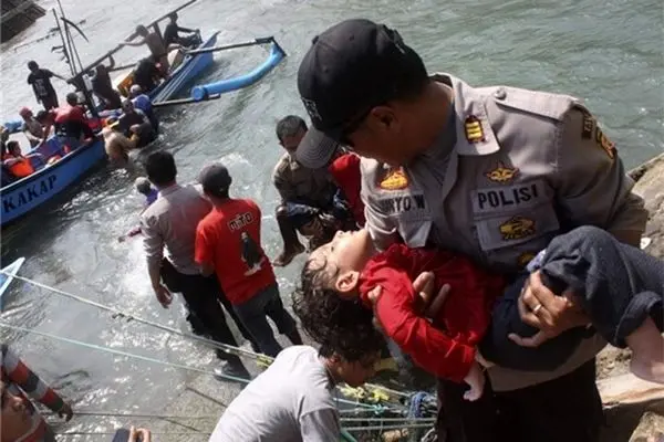 فیلم| غرق‌شدن مرگبار یک قایق در اندونزی با ۱۵ کشته