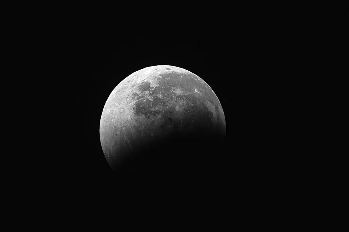 علت پاشیدن غبار ماه در فضا