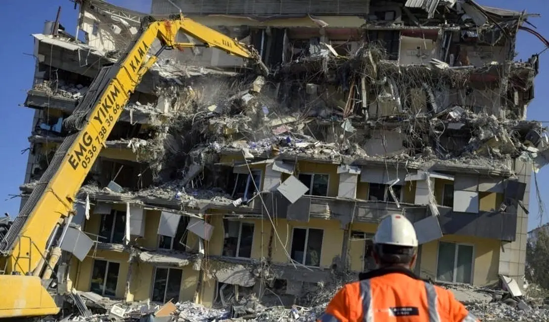 فیلم | مردی که ۲۹۶ ساعت زیر آوار زلزله بود!
