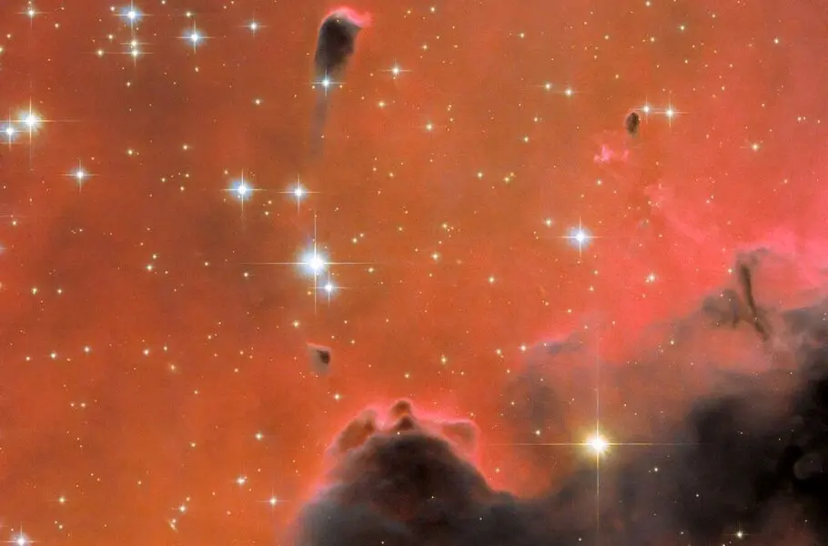 انتشار تصویری حیرت‌ انگیز از یک سحابی سرخ آتشین توسط تلسکوپ هابل