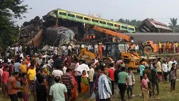 عکس| شمار قربانیان حادثه قطار در هند به ۳۰۰ نفر