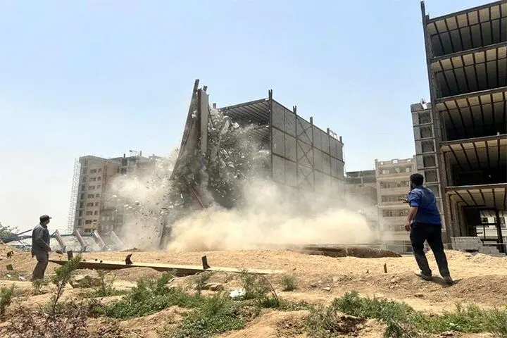 فیلم| سازه غیرقانونی غول پیکر در منطقه ۱۹ تهران تخریب شد