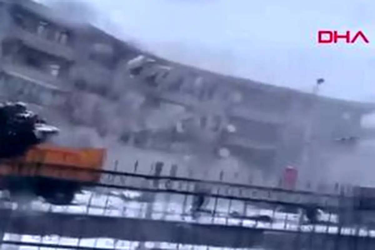 ویدئو| لحظه هولناک ریزش ساختمان‌ها از داخل خودرو
