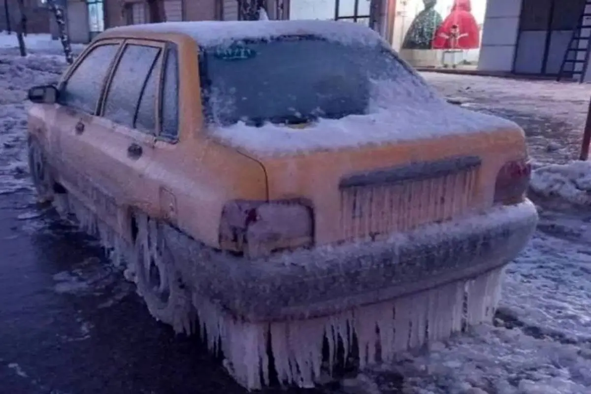 عکس | تصویری باورنکردنی از یک پراید که در سرما یخ زد!