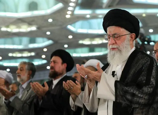 اقامه نماز عید فطر به امامت رهبر انقلاب در مصلی امام خمینی