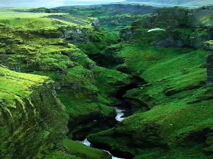 فیلم| دره‌ای باورنکردنی و زیبا در ایسلند
