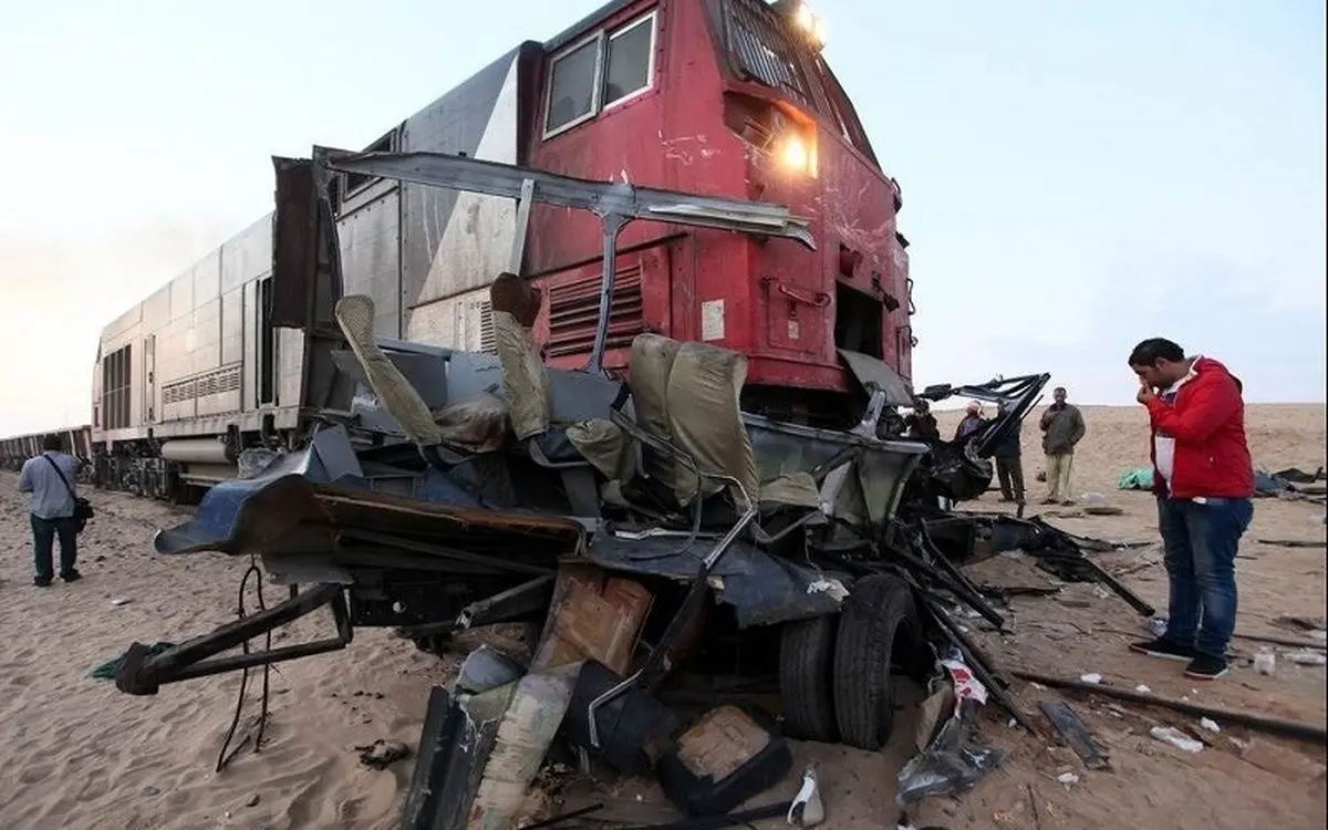 فیلم| لحظه برخورد شدید قطار با کامیون حامل خودرو‌های لاکچری