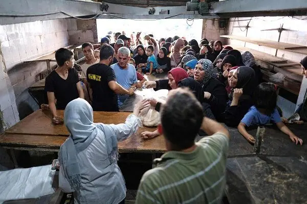 صف طولانی برای خرید نان در لبنان + تصاویر