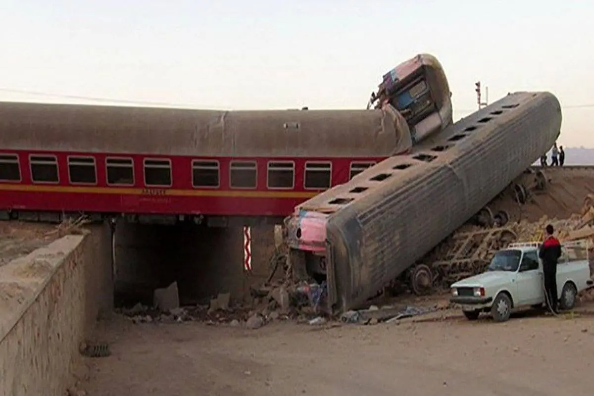 اولین عکس از عامل فاجعه؛ بیل مکانیکی روی ریل قطار مشهد