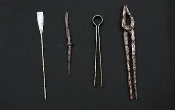 عکس| کشف گور ترسناک ۲۰۰۰ ساله پزشک رومی و ابزارهای آن!