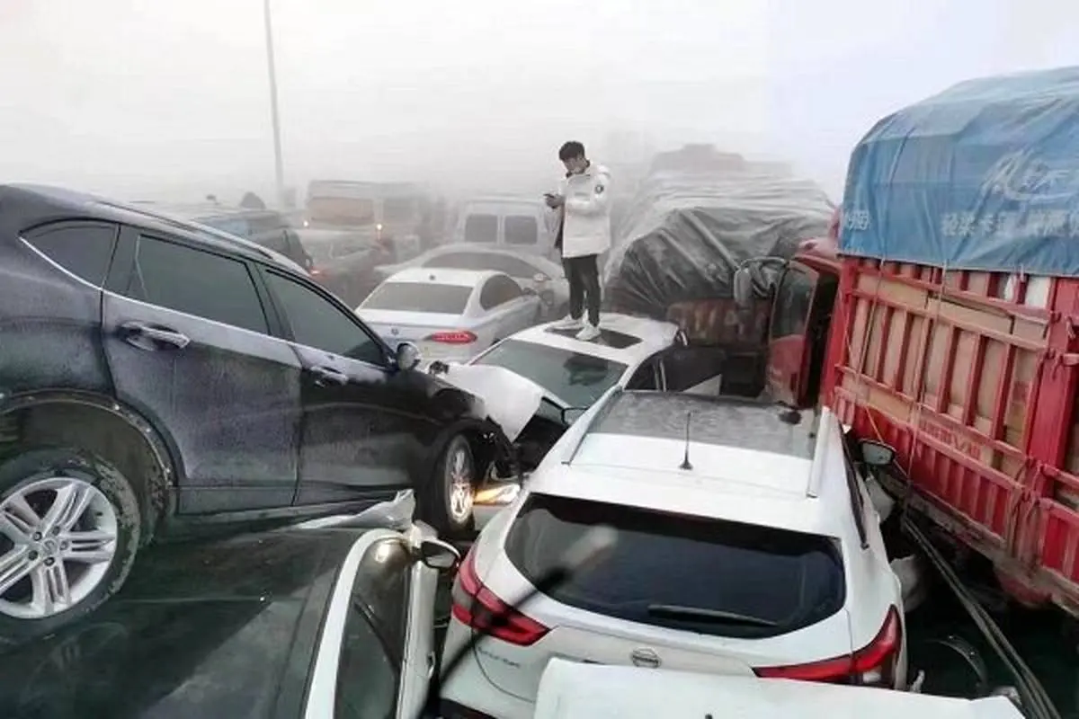 تصادف زنجیره‌ای ۲۰۰ خودرو بر روی یک پل در چین! + ویدئو