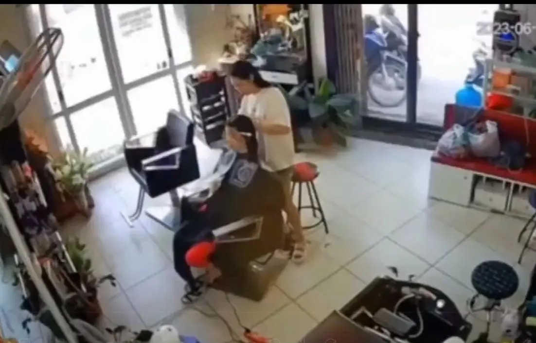 فیلم| ورود ناگهانی یک موتورسوار به داخل آرایشگاه زنانه!