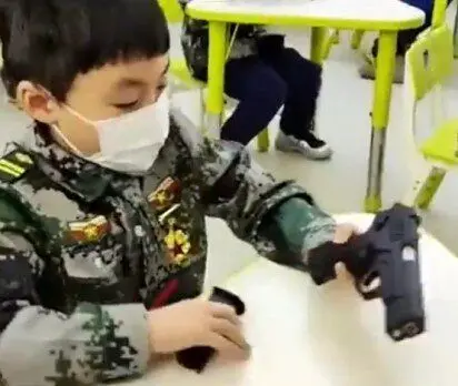 آموزش کار با سلاح در مدارس چین!