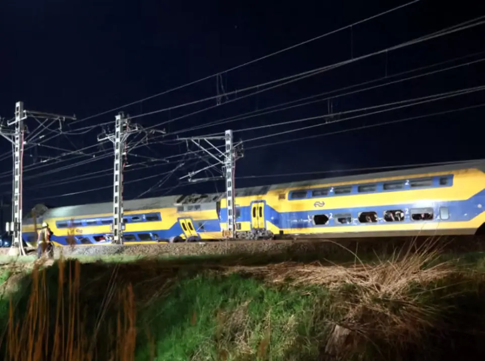 برخورد خونین قطار مسافربری و باری در هلند +عکس