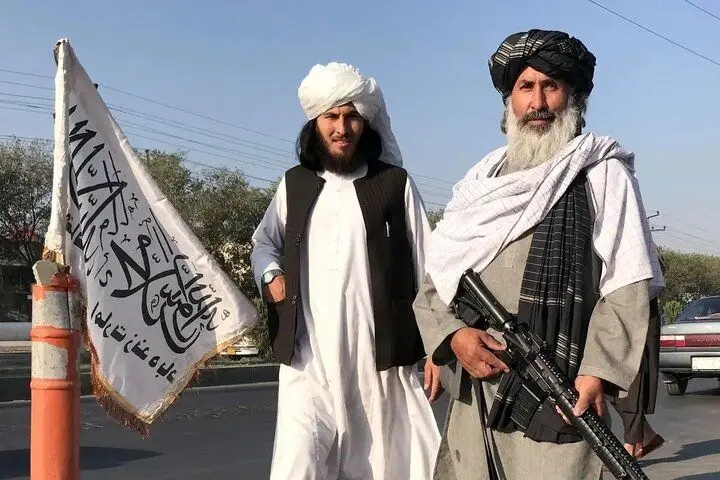 فیلم| رژه توهین آمیز طالبان با دبه‌های زرد!